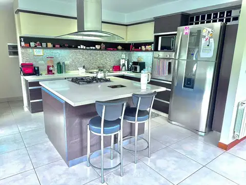 Casa 7 ambientes con 4 baños