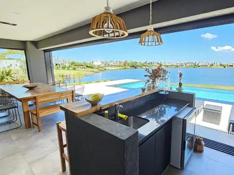 Casa en Venta con 2 cocheras