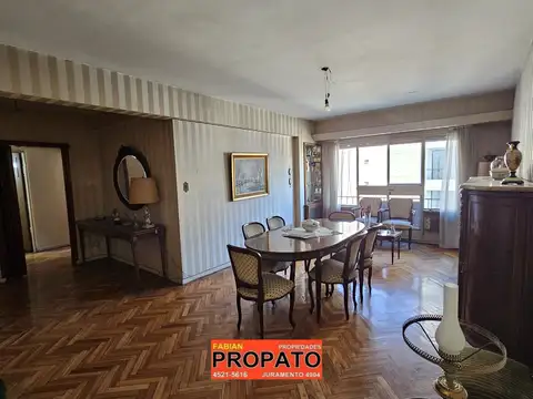 Amplio departamento 4 ambientes todo al frente con 3 dormitorios y 2 baños en excelente ubicación!
