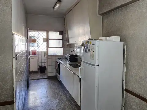 Amplio departamento 4 ambientes todo al frente con 3 dormitorios y 2 baños en excelente ubicación!