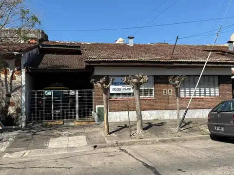 Chalet 3 ambientes con cochera cubierta