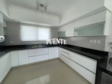 Casa en Alquiler en Fincas de San Vicente, USD 1.900