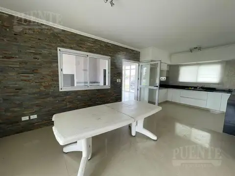 Casa 6 ambientes con 5 baños