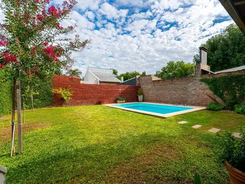 CASA EN VENTA 3 DORMITORIOS EN FISHERTON PILETA