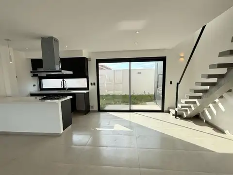 Casa venta 3 dormitorios 3 baños con patio seguridad 24 hs 