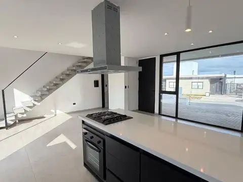 Casa venta 3 dormitorios 3 baños con patio seguridad 24 hs