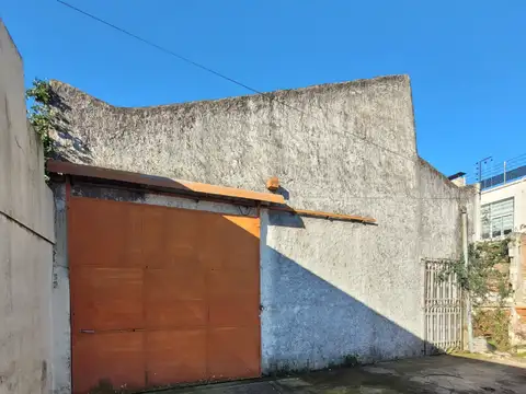 Galpon sobre amplio lote en Quilmes