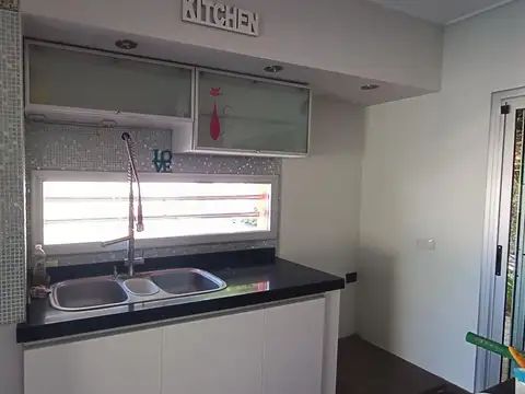 Casa en Alquiler con 3 cocheras