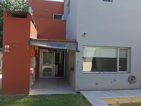 Casa en Alquiler con 3 cocheras