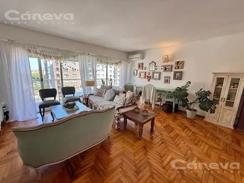 3 dormitorios y dependencia. 2 baños y toilette. Cochera y baulera. Vista al río. San Isidro centro