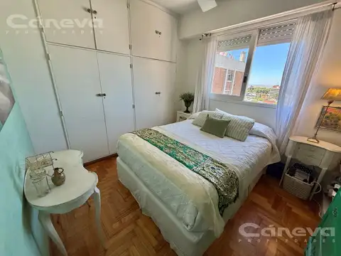 3 dormitorios y dependencia. 2 baños y toilette. Cochera y baulera. Vista al río. San Isidro centro