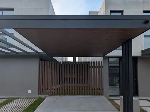 Casa en Alquiler con 1 cochera