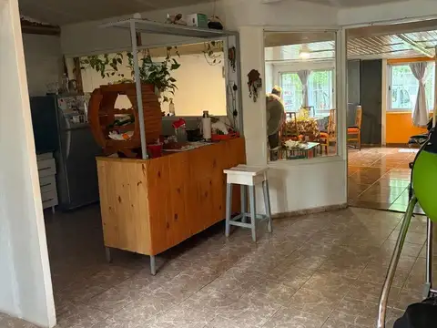 Casa 6 ambientes con 2 baños