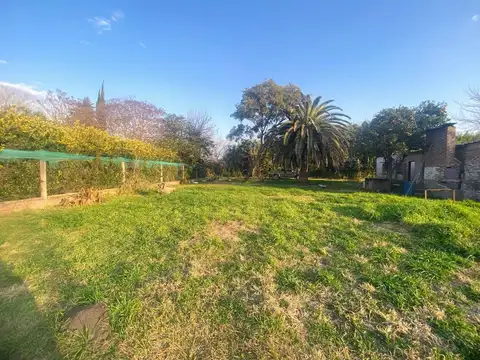 Lote con construccion de 1350m2 