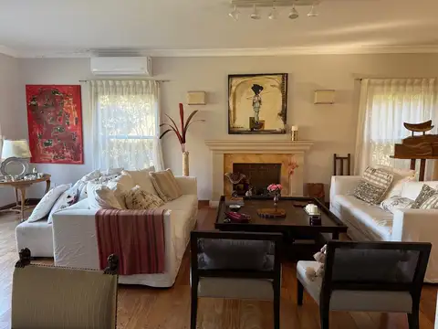 Casa 11 ambientes con 4 baños