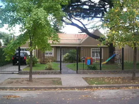 Casa 4 ambientes en venta con parque y pileta