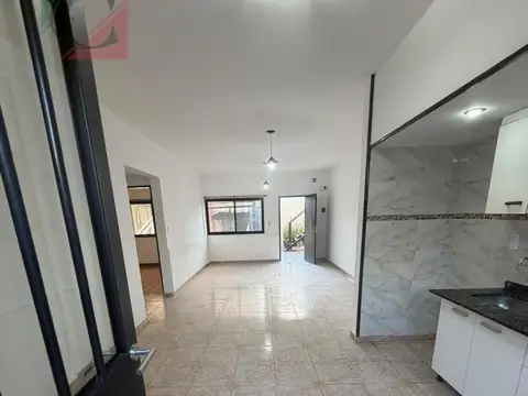 Casa 3 ambientes en Alquiler Lanus Oeste