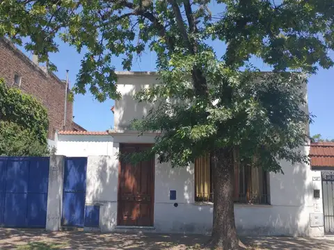 Oportunidad  Terreno o casa para refaccionar en Luján centro