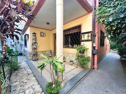 Casa de 3 ambientes con parque + 2 Locales