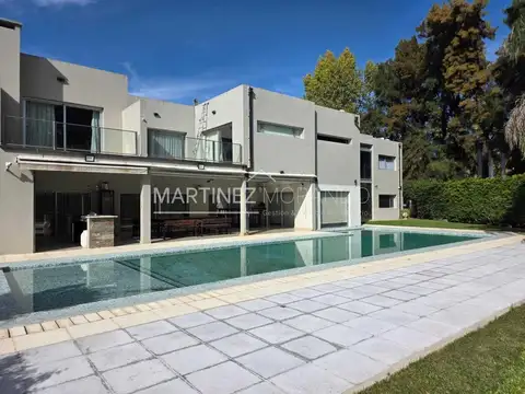 Casa en Venta con 6 cocheras