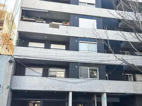 VENTA. Cochera ubicada en PB. Edificio BAUEN 130. Cubierta, portón automático.