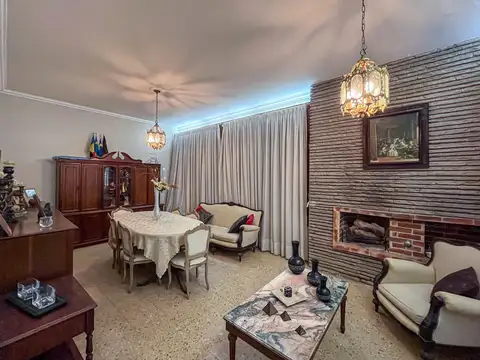VENTA/ PERMUTA- Casa de 2 dormitorios, cochera y jardín -Cañada De Gómez