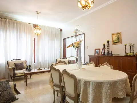 VENTA/ PERMUTA- Casa de 2 dormitorios, cochera y jardín -Cañada De Gómez