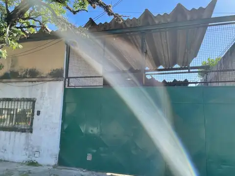 Galpón en Venta con  departamento 3 ambientes - Luis Guillón