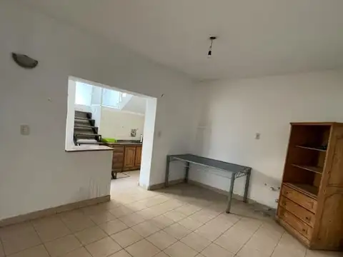 Galpón en Venta con  departamento 3 ambientes - Luis Guillón