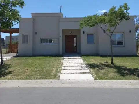 CASA EN ALQUILER PILAR DEL ESTE
