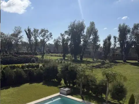 Casa en Alquiler con 4 cocheras