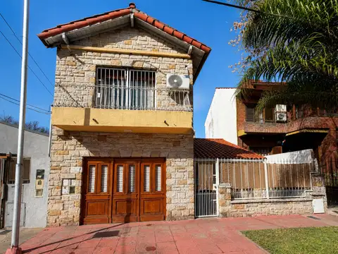 CHALET 4 AMB C/JARDÍN, PARRILLA, GARAJE Y LAVADERO