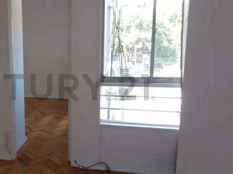 Alquiler en  Urquiza 2 ambientes, excelente ubicación, en buen estado.