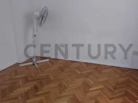 Alquiler en  Urquiza 2 ambientes, excelente ubicación, en buen estado.