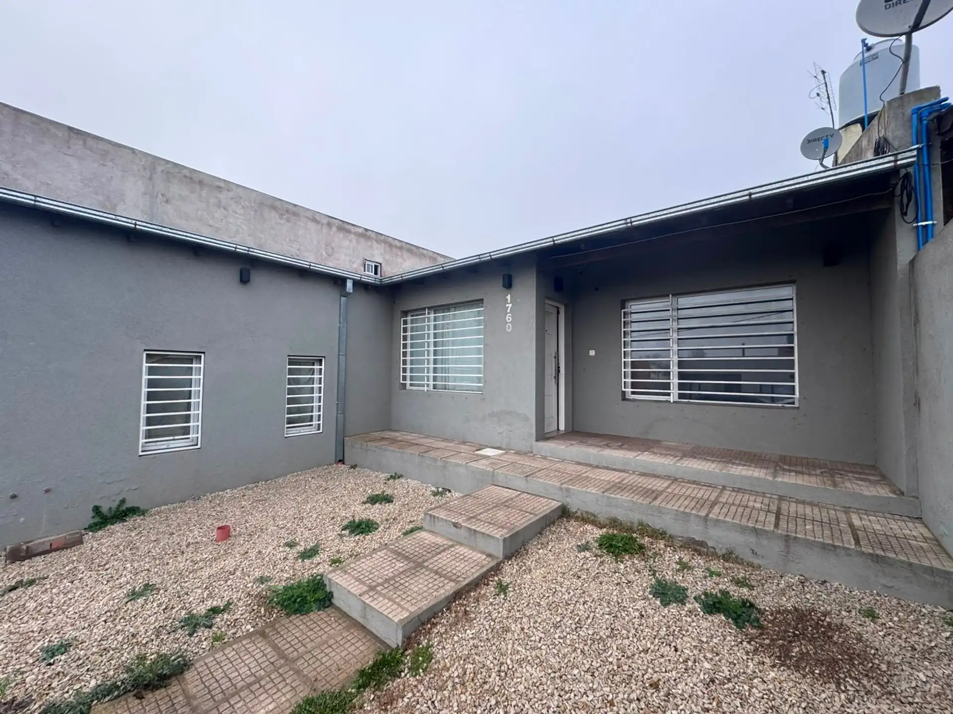 CASA DE DOS DORMITORIOS CON PATIO Y GARAGE, TANDIL