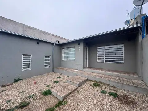 CASA DE DOS DORMITORIOS CON PATIO Y GARAGE, TANDIL