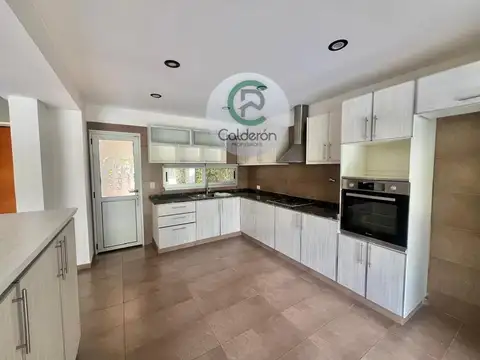 Casa 4 ambientes con 3 baños