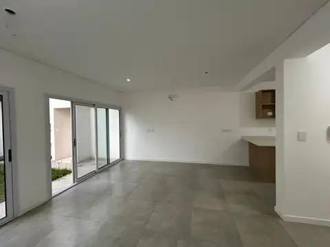 Casa en Alquiler con 2 cocheras