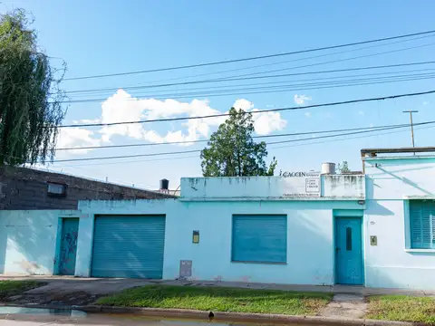 Vendo amplia casa. Yapeyú 1039, Pérez.