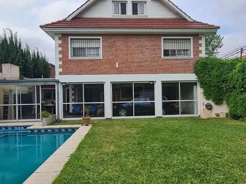 Hermoso chalet en 3 plantas con fondo y pileta