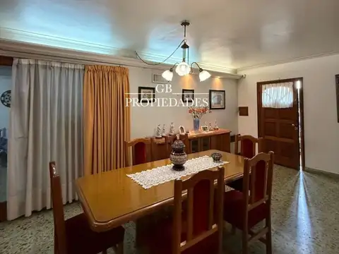 Casa 5 ambientes con 2 baños