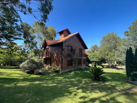 Casa 6 ambientes con 4 baños