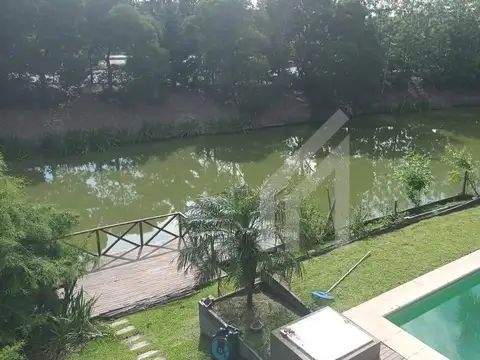 Casa en Alquiler con 2 cocheras