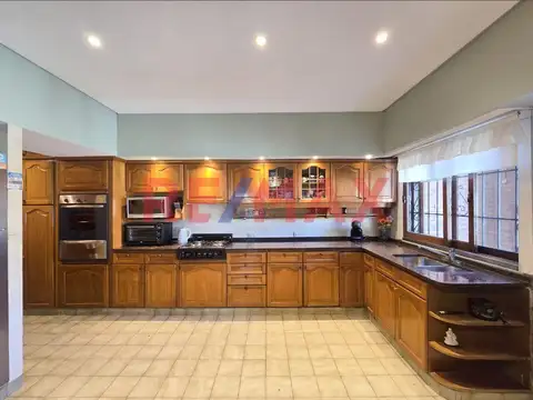 Casa 5 ambientes con 4 baños
