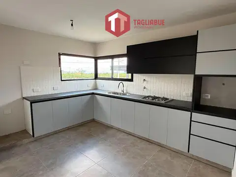 Casa 4 ambientes con 2 baños