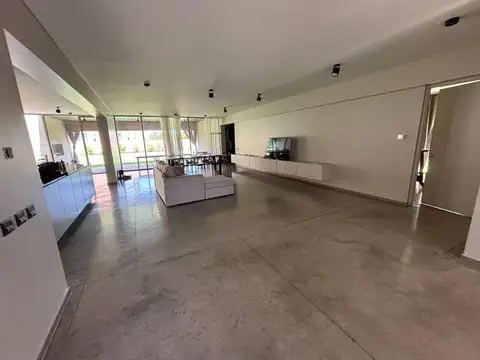 Casa en Alquiler con 2 cocheras