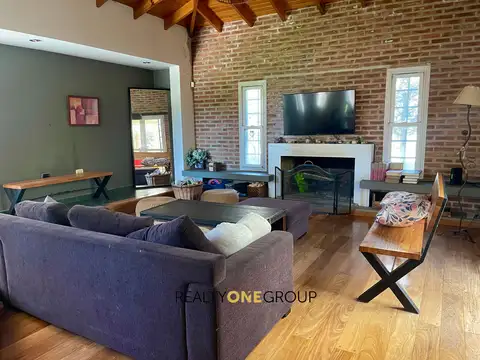 Casa 8 ambientes con 3 baños