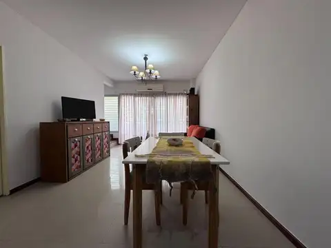 3 AMBIENTES AL FRENTE EN DUPLEX CON BALCÓN Y PATIO.