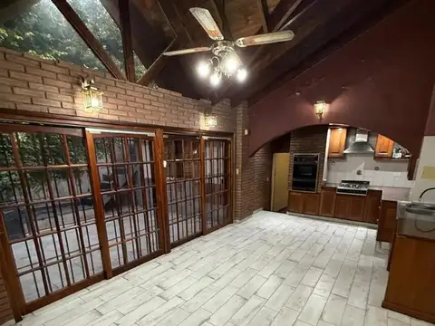 CASA 3 AMBIENTES CON PATIO Y TERRAZA. EXCELENTE UBICACION