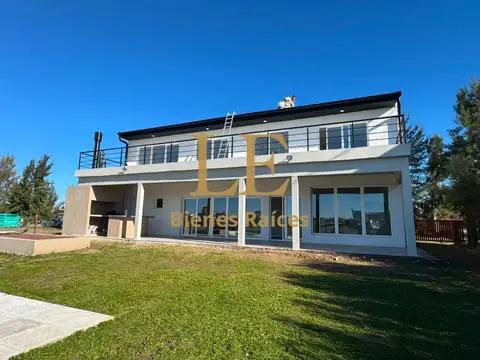 Casa 5 ambientes con 3 baños